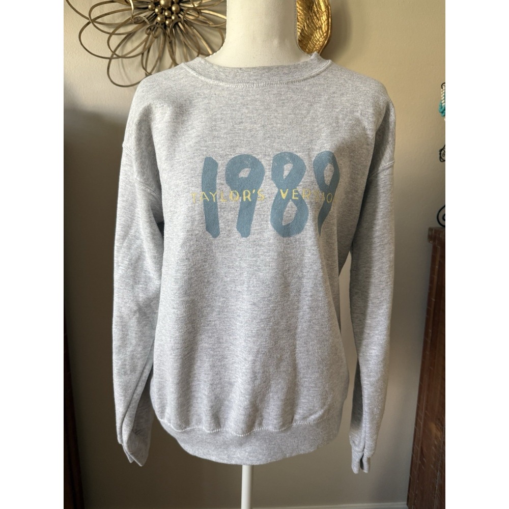 Taylor Swift 1989 Taylor's Version Crewneck Sweatshirt Gray Tracklist Small